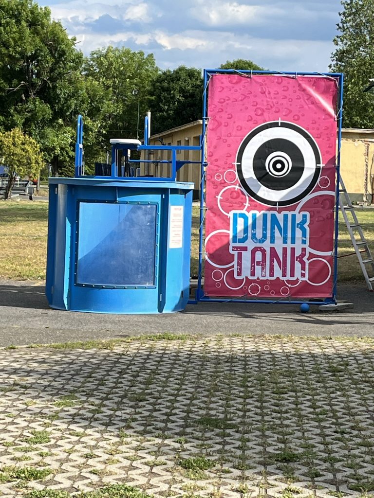 Dunk tank- vizes hordó